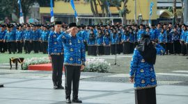 Sebanyak 1.917 tenaga honorer di lingkungan Pemkab Wonosobo resmi menerima SK PPPK Paruh Waktu dalam upacara di Alun-alun Wonosobo, Senin (1/12/2025).