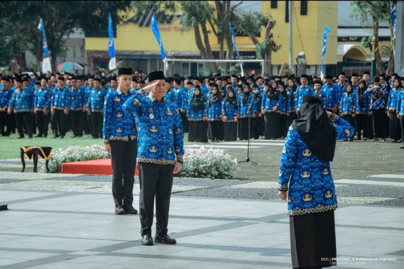 Sebanyak 1.917 tenaga honorer di lingkungan Pemkab Wonosobo resmi menerima SK PPPK Paruh Waktu dalam upacara di Alun-alun Wonosobo, Senin (1/12/2025).