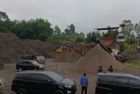 Pemkab Wonosobo yang dipimpin Sekda One Andang Wardoyo saat meninjau lokasi galian c di wilayah Kertek, Wonosobo.