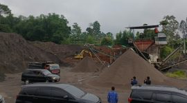 Pemkab Wonosobo yang dipimpin Sekda One Andang Wardoyo saat meninjau lokasi galian c di wilayah Kertek, Wonosobo.