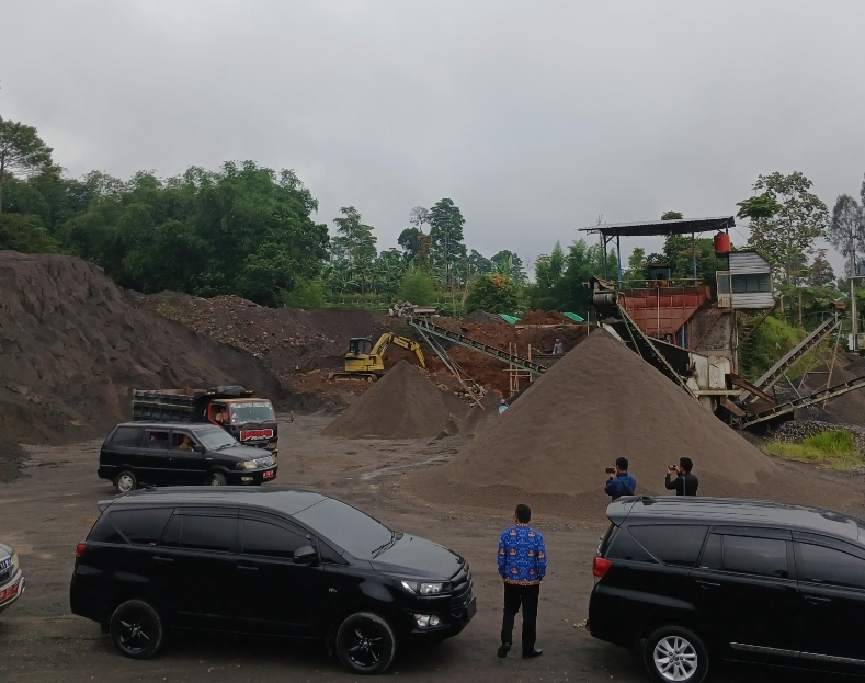 Pemkab Wonosobo yang dipimpin Sekda One Andang Wardoyo saat meninjau lokasi galian c di wilayah Kertek, Wonosobo.