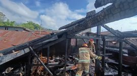 Petugas Kebakaran saat berusaha memadamkan api yang membakar rumah di Kapencar, Kertek.