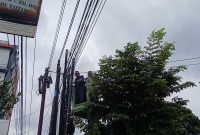 Petugas menertibkan sejumlah kabel fiber optik milik provider yang belum mengantongi izin resmi di wilayah Wonosobo.