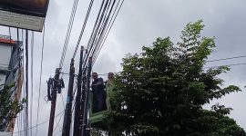 Petugas menertibkan sejumlah kabel fiber optik milik provider yang belum mengantongi izin resmi di wilayah Wonosobo.