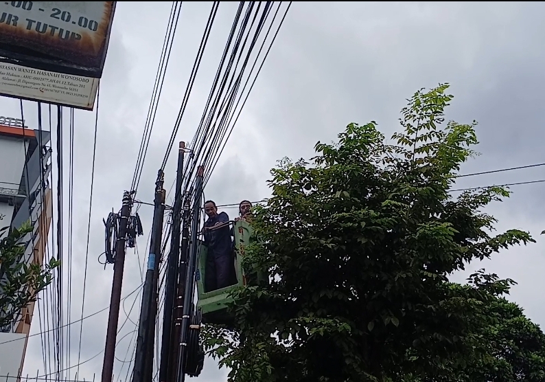 Petugas menertibkan sejumlah kabel fiber optik milik provider yang belum mengantongi izin resmi di wilayah Wonosobo.