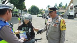 Petugas kepolisian melakukan pengecekan kelengkapan surat kendaraan saat Operasi Zebra Candi 2025.