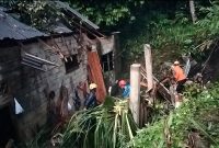 Petugas BPBD Wonosobo, relawan bersama warga sekitar membersihkan material longsor.