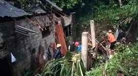 Petugas BPBD Wonosobo, relawan bersama warga sekitar membersihkan material longsor.