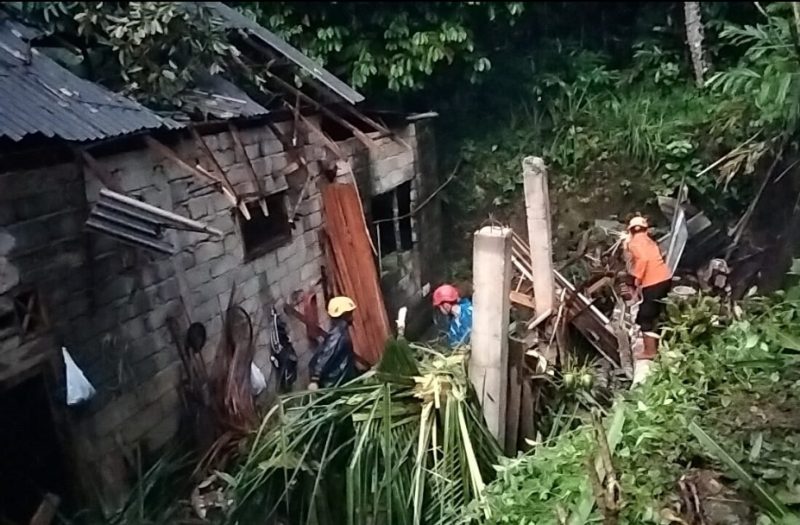 Petugas BPBD Wonosobo, relawan bersama warga sekitar membersihkan material longsor.