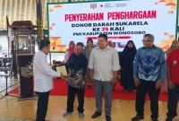 penghargaan atas capaian 25 kali donor. Penyerahan simbolis digelar di Pendopo Bupati Wonosobo, Rabu (3/12/2025).