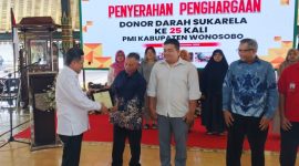 penghargaan atas capaian 25 kali donor. Penyerahan simbolis digelar di Pendopo Bupati Wonosobo, Rabu (3/12/2025).