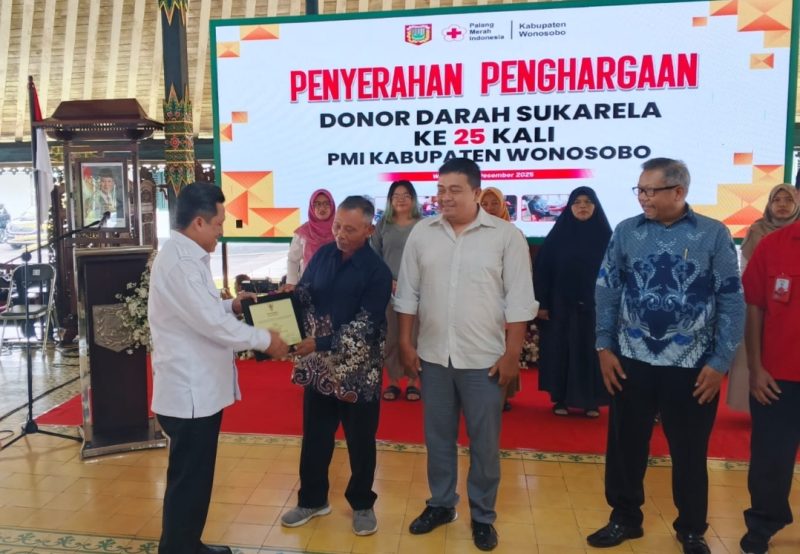 penghargaan atas capaian 25 kali donor. Penyerahan simbolis digelar di Pendopo Bupati Wonosobo, Rabu (3/12/2025).