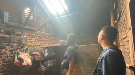 Petugas BPBD Wonosobo saat memeriksa lokasi gas meledak di Tempursari, Sapuran.