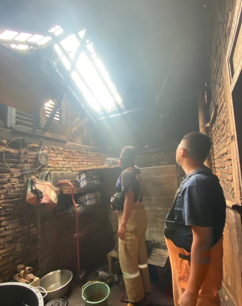 Petugas BPBD Wonosobo saat memeriksa lokasi gas meledak di Tempursari, Sapuran.