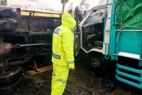 Petugas kepolisian melakukan olah TKP kecelakaan lalu lintas melibatkan tiga kendaraan terjadi di Jalan Tambi - Temanggung, wilayah Desa Tambi, Kecamatan Kejajar, Kabupaten Wonosobo, pada Kamis (4/12/2025).
