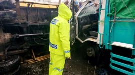 Petugas kepolisian melakukan olah TKP kecelakaan lalu lintas melibatkan tiga kendaraan terjadi di Jalan Tambi - Temanggung, wilayah Desa Tambi, Kecamatan Kejajar, Kabupaten Wonosobo, pada Kamis (4/12/2025).