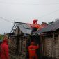 Petugas BPBD dan relawan bergotong royong memperbaiki rumah yang rusak di terjang angin puting beliung.