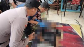 Pihak kepolisian mengevakuasi warga Bugangan, Kalianget yang ditemukan meninggal dunia.