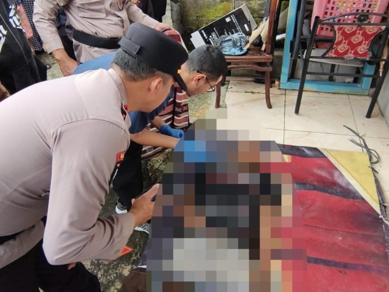 Pihak kepolisian mengevakuasi warga Bugangan, Kalianget yang ditemukan meninggal dunia.