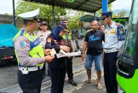 Petugas Satlantas Polres Wonosobo bersama Dishub Wonosobo saat melakukan ramp check.