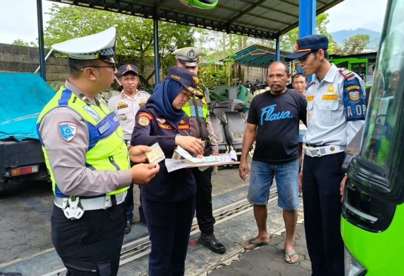 Petugas Satlantas Polres Wonosobo bersama Dishub Wonosobo saat melakukan ramp check.