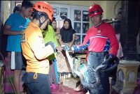 Petugas saat mwngevakuasi ular kobra di Kaliwiro.