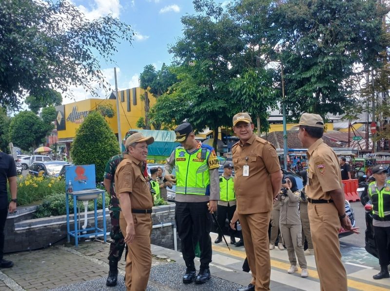 Bupati Wonosobo, Afif Nurhidayat bersama jajaran Forkopimda mengecek sejumlah posko pengamanan Nataru.