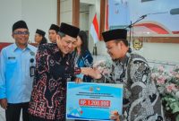 Pemerintah Kabupaten Wonosobo menyalurkan insentif dengan total Rp720 Juta kepada 600 guru pendidikan keagamaan nonformal pada Tahun Anggaran 2025 di Gedung Korpri Wonosobo, Selasa (23/12/2025).