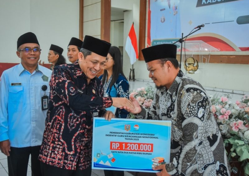 Pemerintah Kabupaten Wonosobo menyalurkan insentif dengan total Rp720 Juta kepada 600 guru pendidikan keagamaan nonformal pada Tahun Anggaran 2025 di Gedung Korpri Wonosobo, Selasa (23/12/2025).