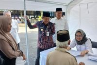 Bupati Wonosobo, Afif Nurhidayat saat meninjau penyaluran zakat dari Baznas.
