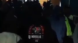 Tangkapan layar video warga yang sedang berkerumun di depan Kantor Desa Butuh setelah terjadi keributan.