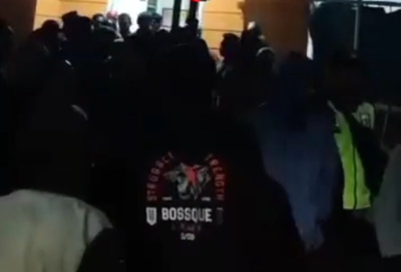 Tangkapan layar video warga yang sedang berkerumun di depan Kantor Desa Butuh setelah terjadi keributan.