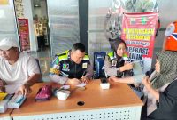 Petugas Subsatgas Dokkes Polres Wonosobo menggelar pelayanan kesehatan gratis di Pos Pelayanan Kesehatan Terminal Mendolo, Selasa (30/12/2025).