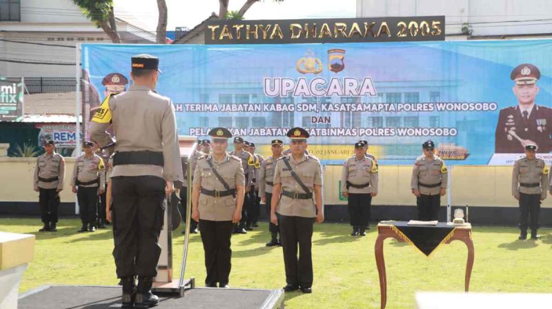 Polres Wonosobo menggelar upacara serah terima jabatan Kabag SDM dan Kasat Samapta, serta pelantikan Kasat Binmas, pada Jumat (2/1/2026).