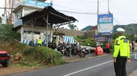 Anggota Satlantas Polres Wonosobo saat memantau arus lalublintas di jalur Wisata Dieng.