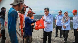 Pemerintah Kabupaten Wonosobo bersama Baznas Kabupaten Wonosobo menyalurkan bantuan sembako dan perlengkapan kesehatan kepada para pemulung di Tempat Pembuangan Akhir (TPA) Wonorejo, Rabu (7/1/2026).