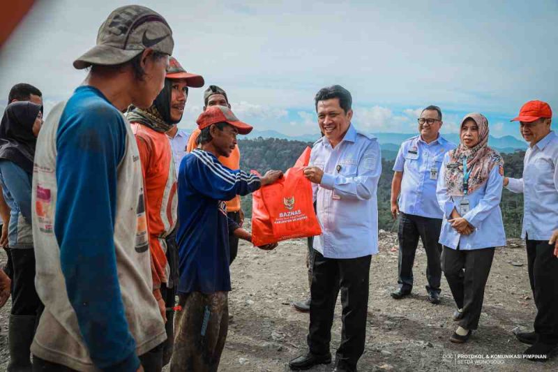 Pemerintah Kabupaten Wonosobo bersama Baznas Kabupaten Wonosobo menyalurkan bantuan sembako dan perlengkapan kesehatan kepada para pemulung di Tempat Pembuangan Akhir (TPA) Wonorejo, Rabu (7/1/2026).