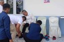 Potongan video sepatu Menko Pangan, Zulkifli Hasan dibersihkan stafnya saat kunjungan di Wonosobo.