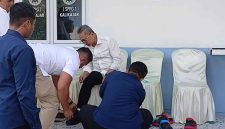 Potongan video sepatu Menko Pangan, Zulkifli Hasan dibersihkan stafnya saat kunjungan di Wonosobo.