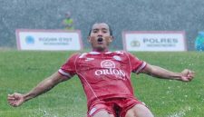 Pemain PSIW melakukan selebrasi usai mencetak gol.