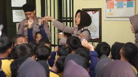 Pukuhan murid SD Negeri 1 Siwuran, Kecamatan Garung, Kabupaten Wonosobo, mengikuti kunjungan edukatif ke Mapolres Wonosobo, Kamis (15/1/2026).