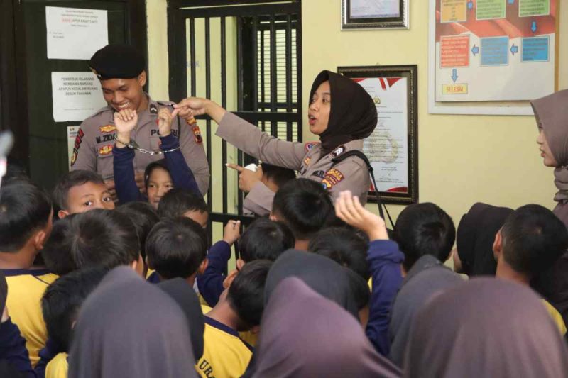 Pukuhan murid SD Negeri 1 Siwuran, Kecamatan Garung, Kabupaten Wonosobo, mengikuti kunjungan edukatif ke Mapolres Wonosobo, Kamis (15/1/2026).