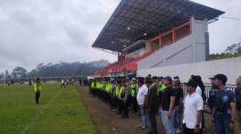 Personil Polres Wonosobo mengamankan PSIW lawan Persitema di Liga 4.