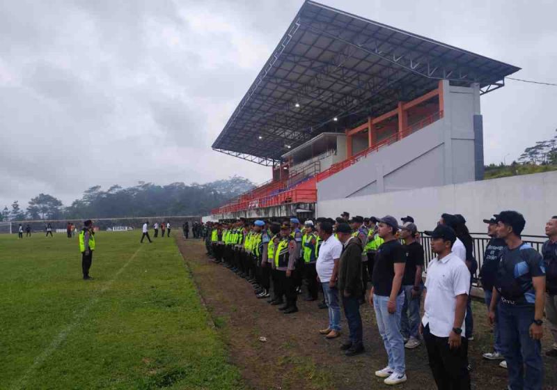 Personil Polres Wonosobo mengamankan PSIW lawan Persitema di Liga 4.