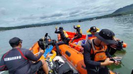Petugas gabungan saat mencari korban tenggelam di Waduk Wadaslintang, Wonosobo.