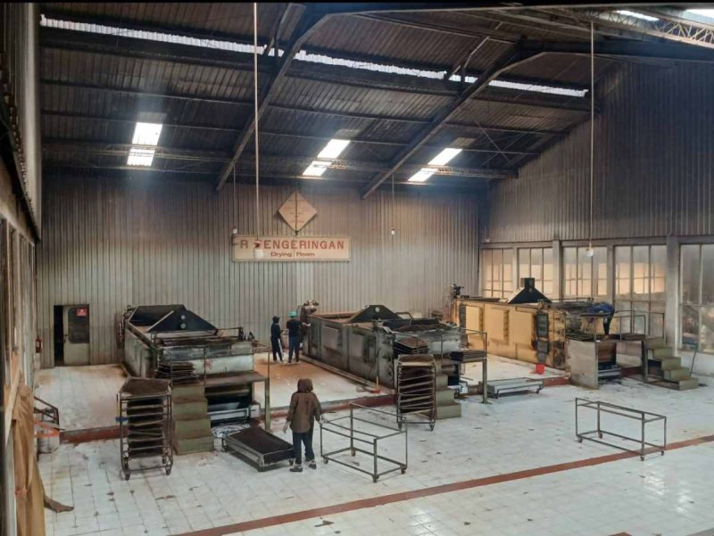 Pengolahan teh di pabrik tambi Wonosobo.