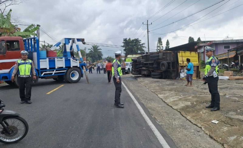 Polisi melakukan olah TKP kecelakaan di Jalan Wonosobo-Parakan, depan RM Gayatri, Sabtu (17/1/2026) pukul 10.30 WIB.