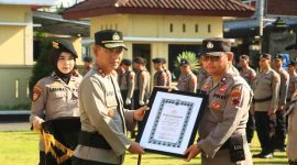 Kapolres Wonosobo AKBP M. Kasim Akbar Bantilan menyerahkan apresiasi kepada anggota yang berprestasi.