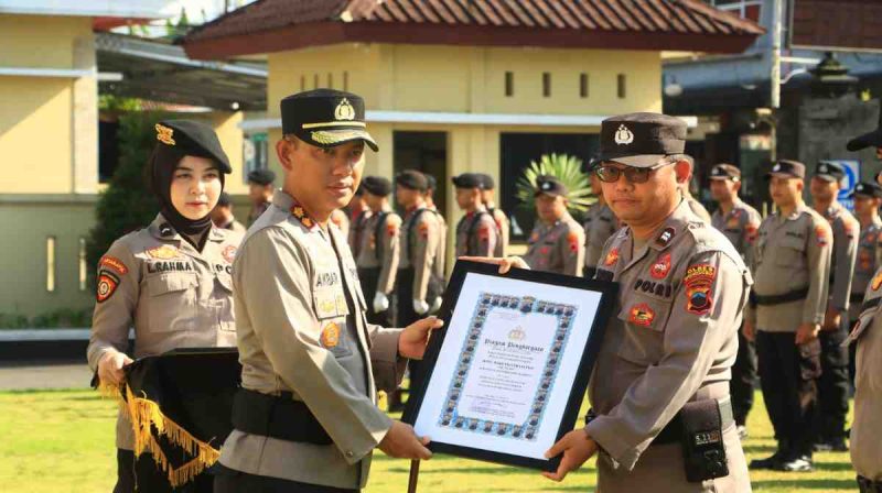 Kapolres Wonosobo AKBP M. Kasim Akbar Bantilan menyerahkan apresiasi kepada anggota yang berprestasi.