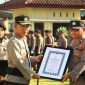 Kapolres Wonosobo AKBP M. Kasim Akbar Bantilan menyerahkan apresiasi kepada anggota yang berprestasi.